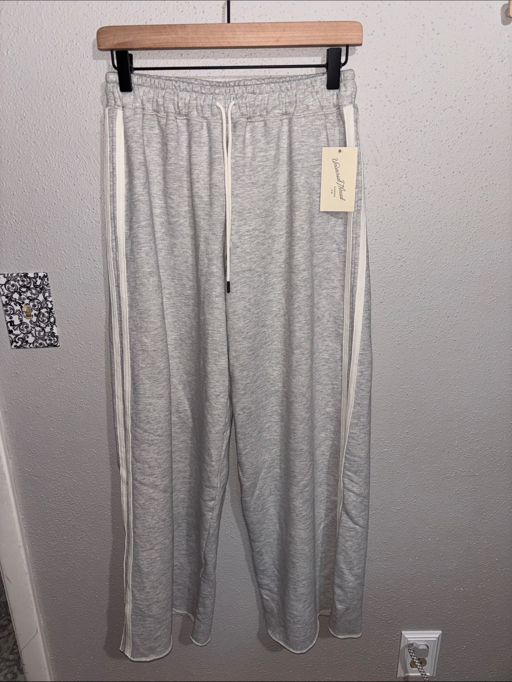 Universal Thread Women's Mid-Rise wide leg Track Sweatpants (size x-small)